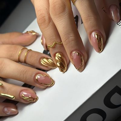 Gold Press on Nails Short Almond Fake Nails 3D Gold Carved Ripple Line Design Full Cover Acrylic False Nails Glue on Artificial Nails Glossy Stick on Nails for Women Girls Nude Pink Manicure Set 24Pcs