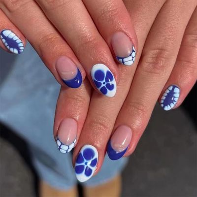 24Pcs Short Almond French Tip Fake Nails Full Cover Blue White Porcelain False Nails Flower Designs Glossy Glue on Nails Chinese Style Press on Nails Handmade Manicure Nails for Women Girls