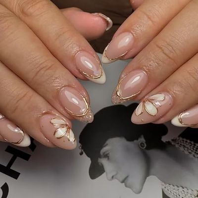 24Pcs French Tip Press on Nails Short Almond Fake Nails with Flower Designs 3D Chrome Gold French False Nails Nude Pink Full Cover Glue on Nails Spring Summer Artificial Nails for Women Girls Manicure