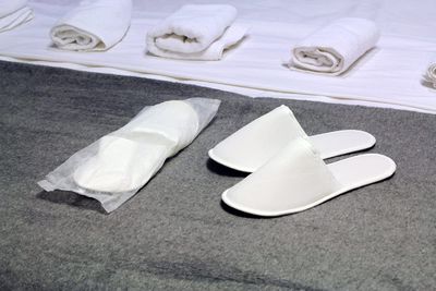CHOCHILI 10 Pairs Fabric Packed Economy Disposable Hotel Slippers for Airbnb Spa Salon Party Wedding Guests - Fits up to Adult US Men Size 10 & Women Size 11, White