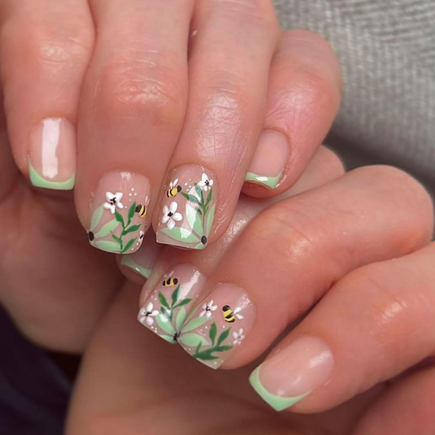 French Tip Press on Nails Short Square Fake Nails Spring Glue on Nails with Bee Floral Design Glossy Green Nail Tips Nude False Nails Cute Flowers Stick on Nails for Women Spring Summer Nail Art