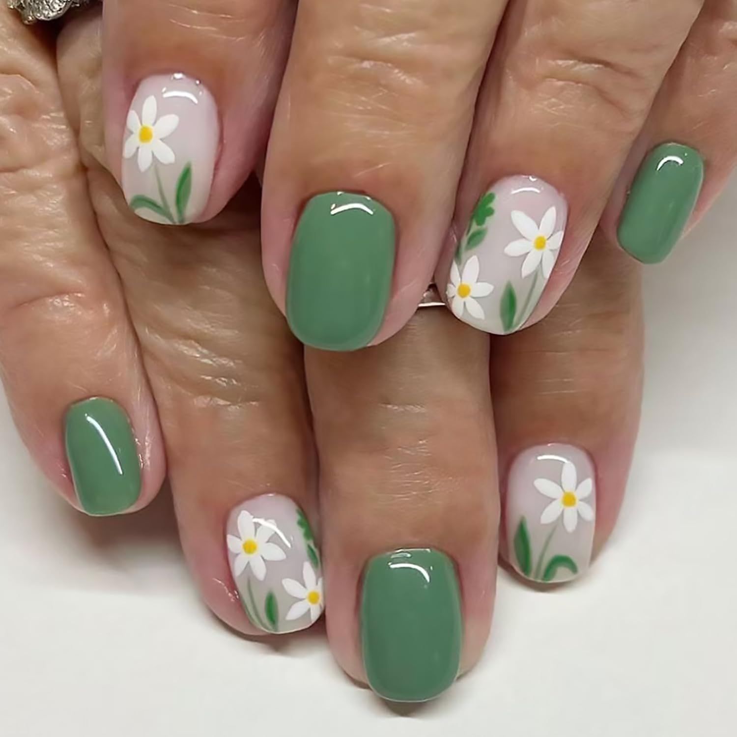 Tyuimhx White Flowers Press on Nails Short Square Fake Nails Light Green False Nails Glossy Full Cover Stick on Nails Acrylic Spring Summer Artificial Nails for Women Glue on Nails 24 Pcs