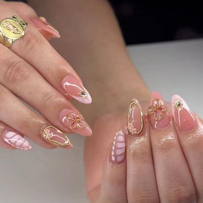 Nude Pink Press on Nails Short Almond Fake Nails 3D Flowers Acrylic Nails Spring Artificial Nails Press ons Gold Irregularity False Nails with Rhinestone Designs Glue on Nails for Women Girls 24Pcs