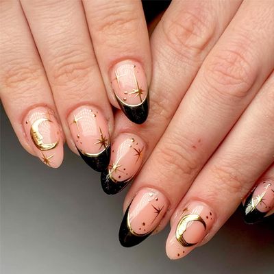 24Pcs Black French Tip Press on Nails Short Almond Fake Nails Acrylic False Nails with 3D Gold Chrome Gold Star Moon Designs Glossy Glue on Nails Full Cover Artificial Stick on Nails for Women