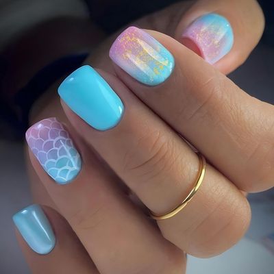 24 Pcs Summer Press on Nails Short Square Fake Nails Golden Glitter with Gradient Fish Scale Design Full Cover Artificial Nails Glossy False Nails Stick on Nails for Women Nail Art Manicure