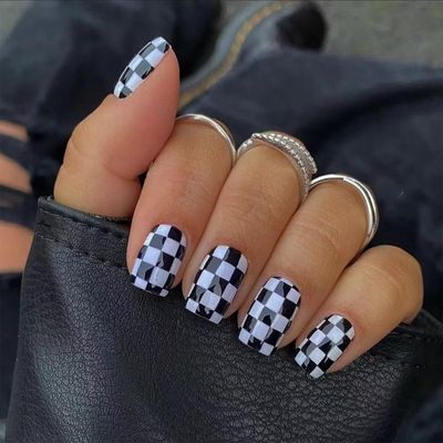 24 Pcs Short Press on Nails Black and White Checkerboard Fake Nails Square Acrylic Glossy False Nails Design Artificial Reusable Glue on Nails Short Coffin Stick on Nails for Women Girls