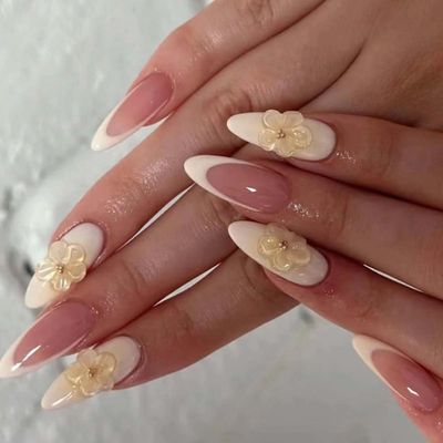 YoYoee Short Almond False Nails 3D Daisy Tips Nails French Nude Cute Press on Nails Acrylic Full Cover Fake Nails for Women and Girls 24PCS