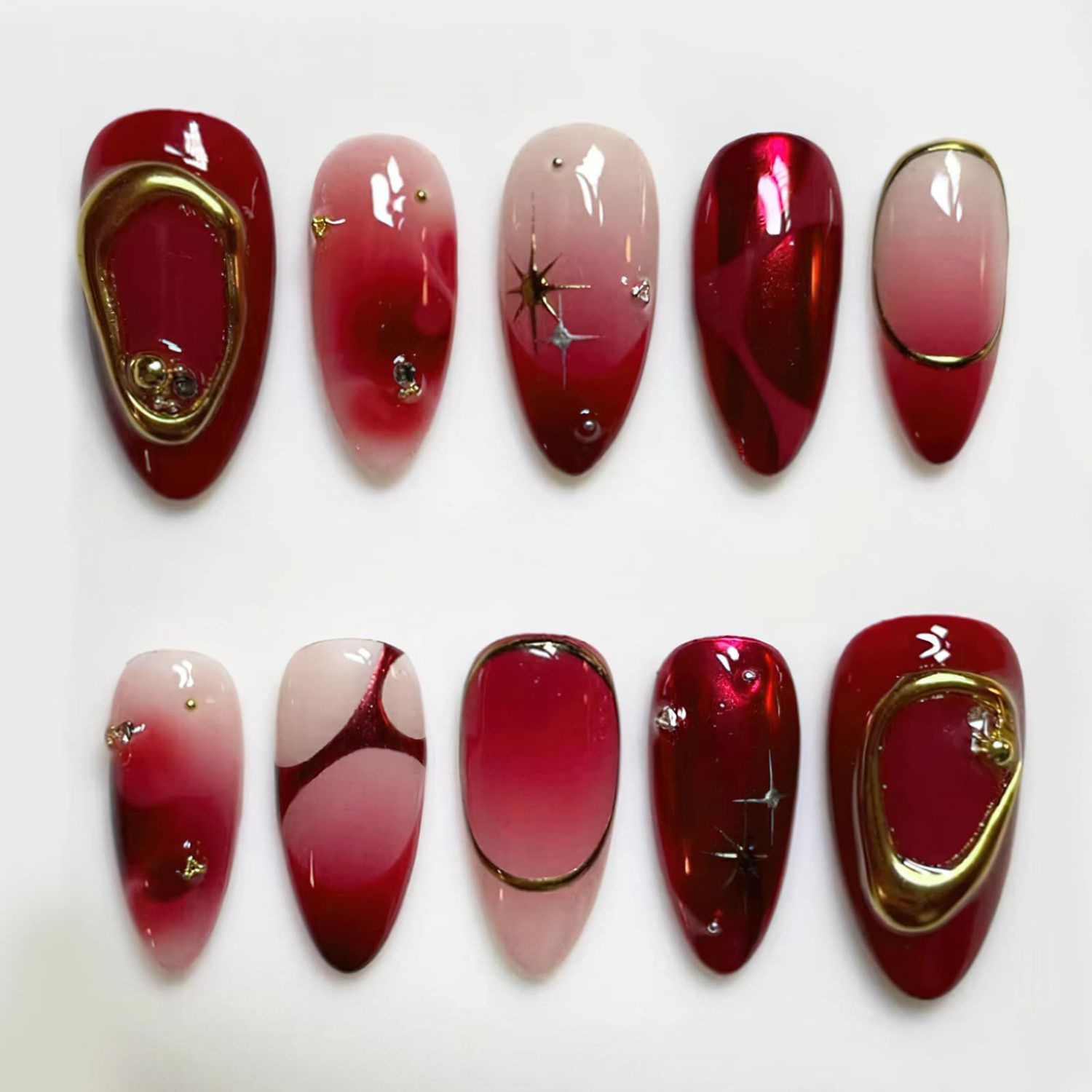 Jremg Red Press on Nails Short Almond Fake Nails with 3D Texture Gold Design Glossy Full Cover False Nails Y2K Golden Line Ombre Acrylic Nails Gold Pearl Star Stick on Nails for Women Manicure 30Pcs