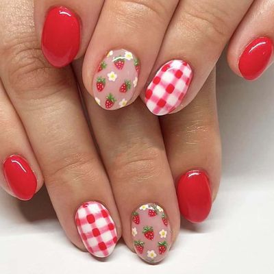 Short Press on Nails, Oval Shape Fake Nails, Summer Fresh Strawberry Flower False Nails, Sweet Cute Glossy Red Acrylic Nails with Grid Flower Designs, Fashion Nail Set, Glue on Nails for Women