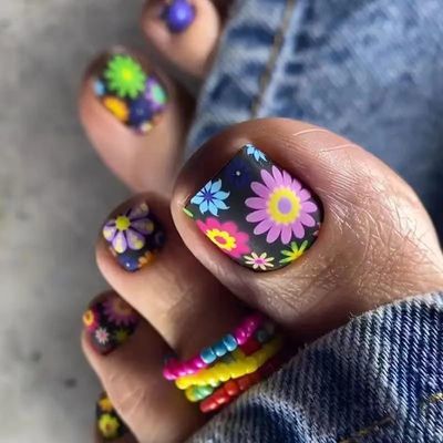 24 Pcs Summer Flowers Press on Toenails Short Square Black Fake Toenails Colorful Floral Pattern False Toenails Cute Daisy Toe Nails Press ons Matte Black Acrylic Toenails for Women Manicure Art