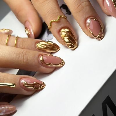 Chrome Gold Press on Nails Short Almond Fake Nails with Designs Glossy Gold Micro Carved Ripple Acrylic Nails Full Cover Glue on Nails Artificial French False Nails for Women Girls Manicure 24Pcs