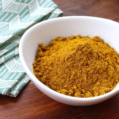 S&amp;B Japanese Oriental Curry Powder , Commercial Bulk Size Tin - 14.1 Ounce (400 Gram)