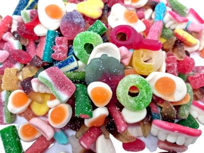 CR Snacking Pick &amp; Mix Sweets 1kg - 20 Varieties Fizzy, sour and Jelly Sweets, premium quality pick and mix sweets, Large Retro Candy Assortment Bag - for Children, Adults, Christmas