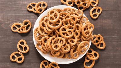 Salted Pretzels 1kg - Original Salty Flavour Mini Pretzel with Sea Salt Flavoured Oven Baked Brezels Bretzels Crunchy Party Snack - Large Bulk Big Sharing Bag Snacks (Packaging May Vary) Vegan PURIMA