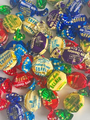 Huge 1KG Bulk Bag of Original Walker's Nonsuch Assorted Toffees &amp; Milk Chocolate Eclairs Retro Traditional Famous Sweets Candies Assortment