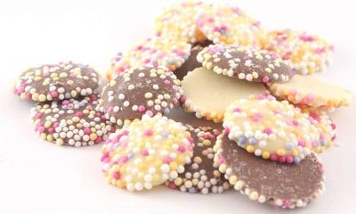 1kg Retro Chocolate Mix - Hannah's Snowies &amp; Jazzies - Bulk Milk &amp; White Chocolate Candy Buttons