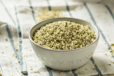 Hulled Hemp Seeds 1kg - Shelled Hemp Hearts Ready to Eat Edible For Human Consumption Grade Without No Shell Seed Natural Protein Omega Raw UnRoasted UnSalted Uncooked Large Bulk UK or European EU