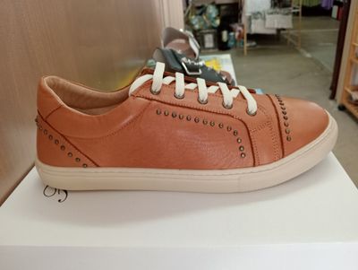 Lila leather tan laceups