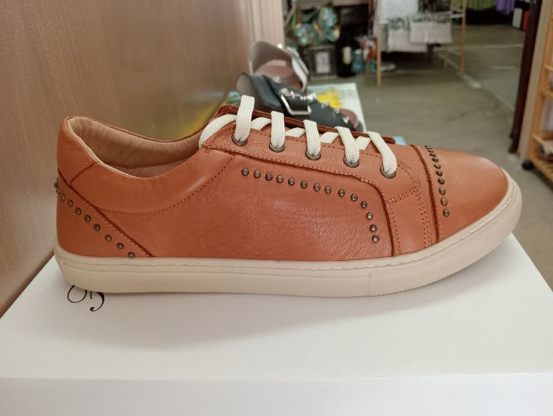 Lila leather tan laceups