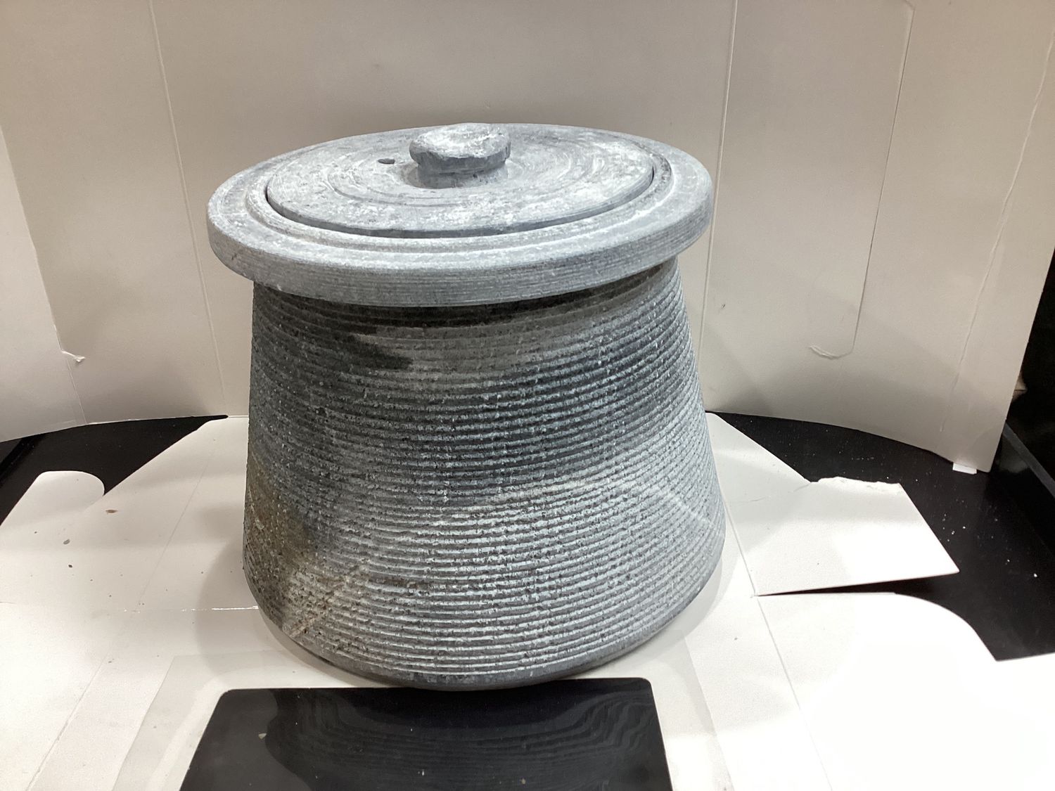 Large stone pod (deezi sangi)