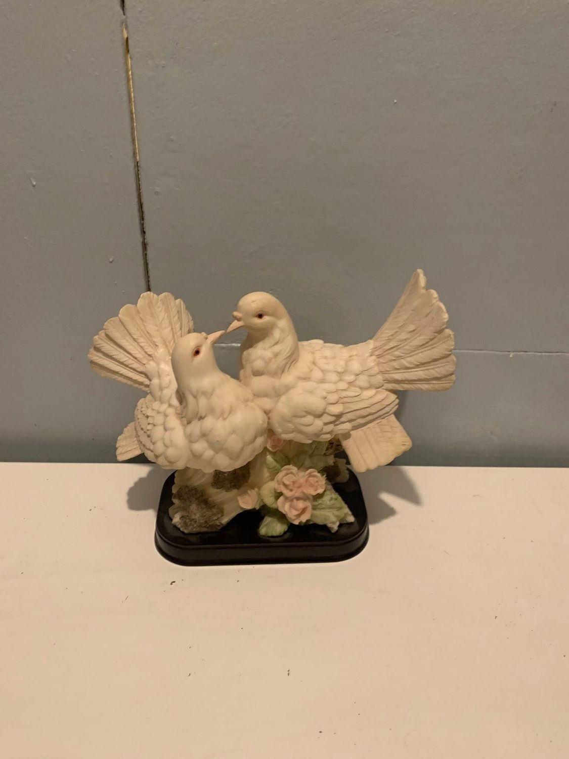 Elegant White Dove Ornament – Romantic Bird Figurine with Floral Base for Home Décor
