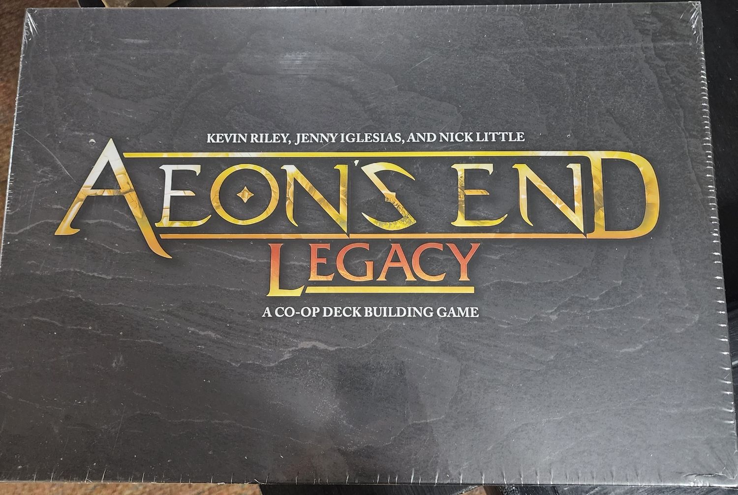 AEON&#39;S END Legacy co-op deck building game