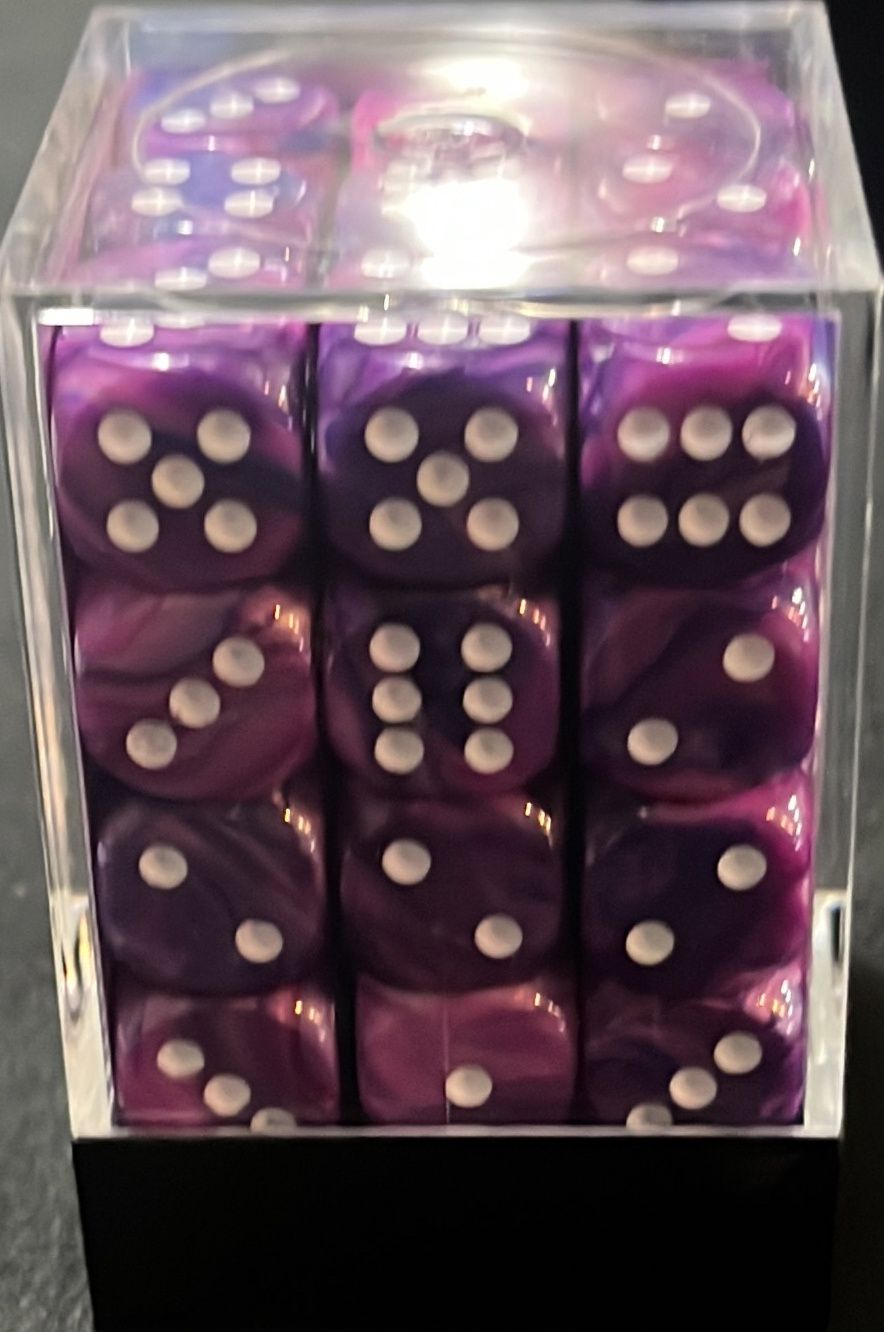 Festive Violet/White 12mm D6