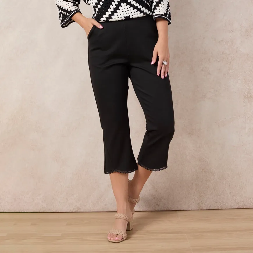 COCO + CARMEN Celyse Lace Hem Capri Pant
