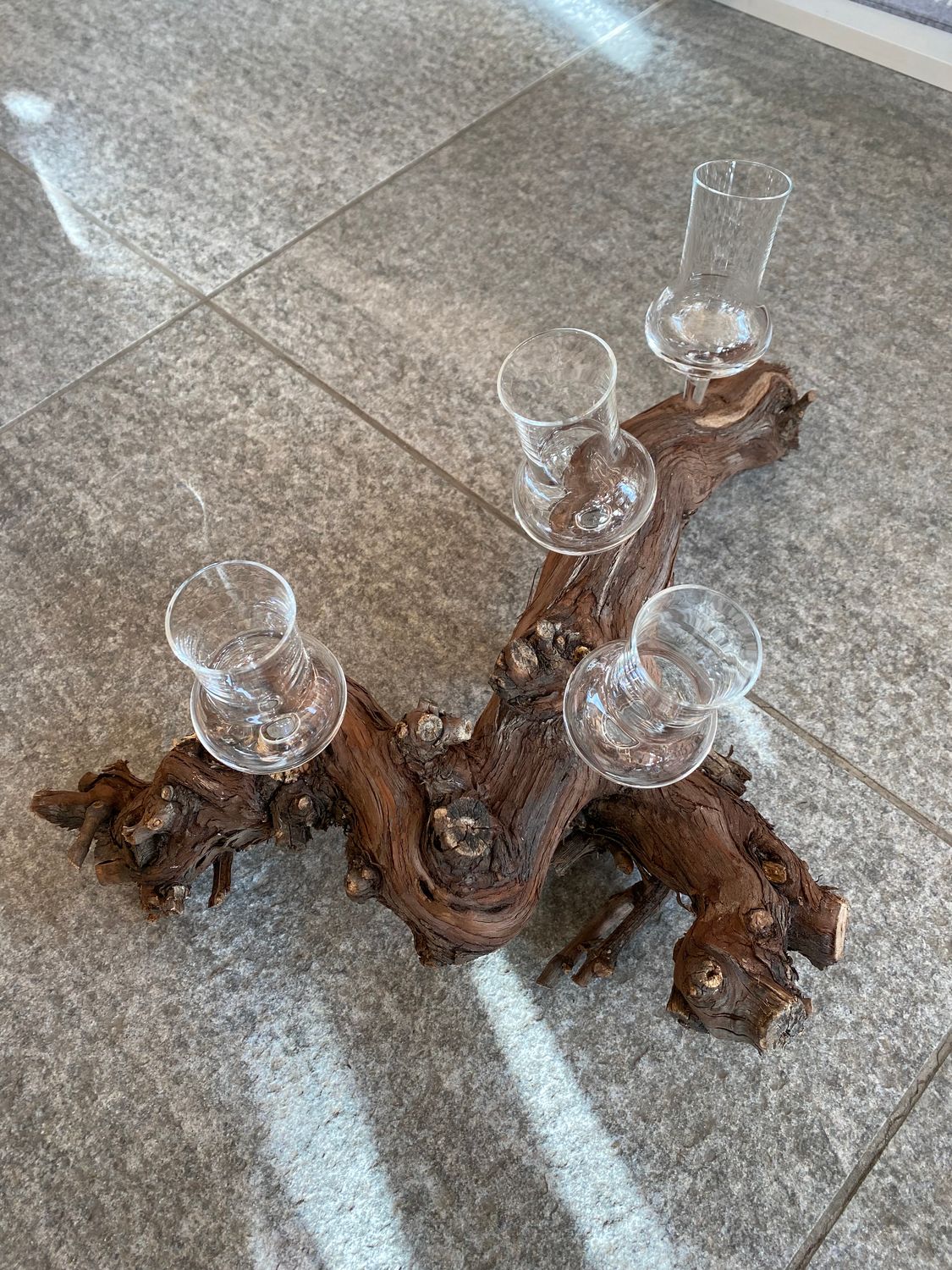 Schnapsgläser im Holz