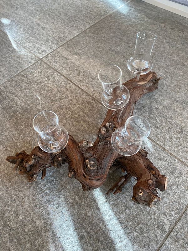 Schnapsgläser im Holz
