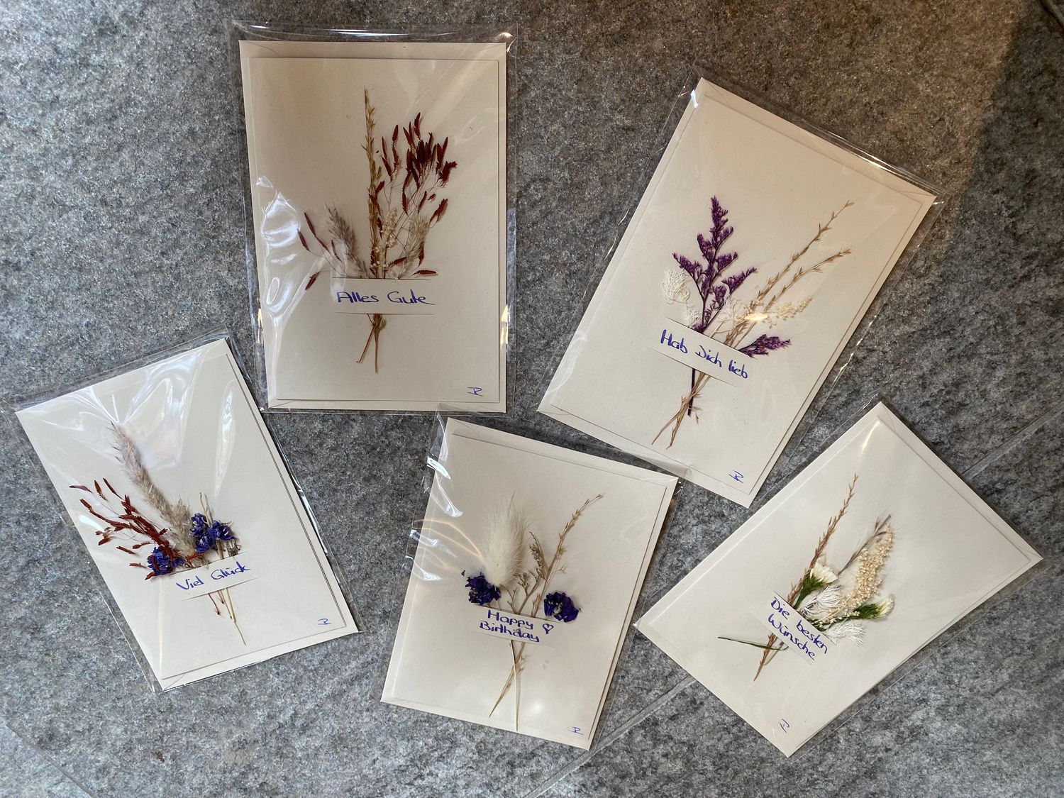 Karten mit Trockenblumen
