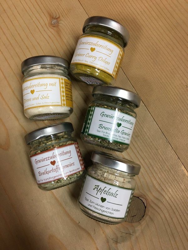 Verschiedene Gewürze im Glas