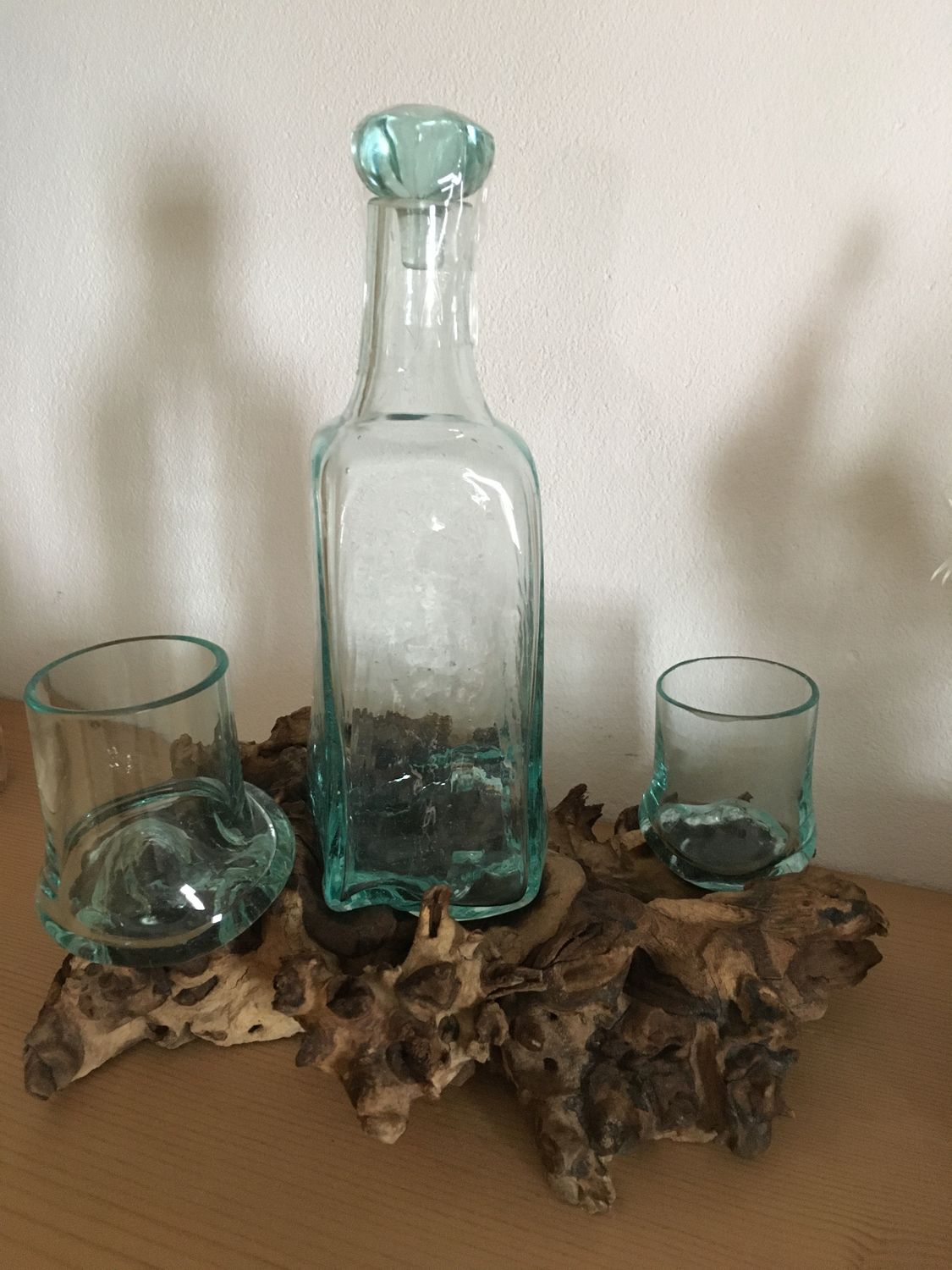 Flasche mit Gläsern auf Holz