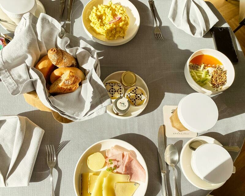 Frühstückskorb XL: süsses Frühstück/ Wurst/ Käse (pro Person)
