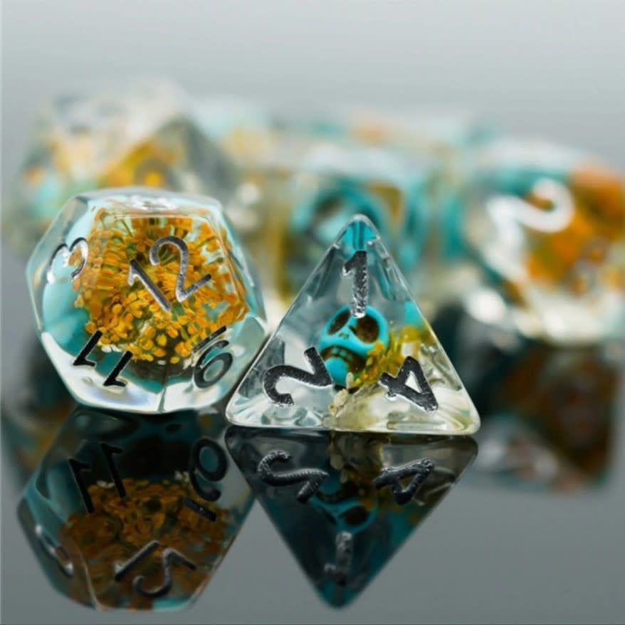 fb DICE SET 7 RESIN YELLOW FLOWER w/ BLUE SKULL