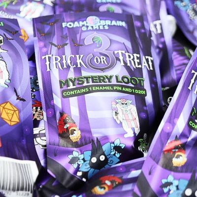 MYSTERY LOOT: TRICK OR TREAT 3 (Metal D20 &amp; Pin)