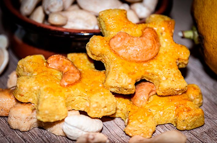 LE CURRY À L&#39;EMMENTAL ET NOIX DE CAJOUX