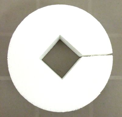 Disque en styromousse 17.5cmx4cm avec carré vide intérieur Disque en styromousse 17.5cmx4cm avec carré vide intérieur