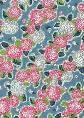 Papier Chiyogami 988C 9 Papier Chiyogami 988C 9"x12" - Motifs floraux avec grandes fleurs roses et grandes et petites fleurs blanches avec feuillage vert et bleu sur fond bleu