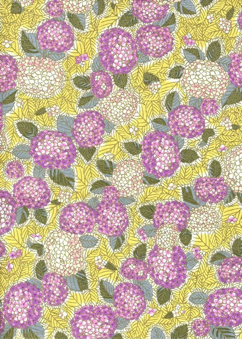 Papier Chiyogami 989C 9"x12" - Motifs floraux avec grandes fleurs avec rose et blanc et feuillage vert et gris bleu sur fond de feuillage jaune