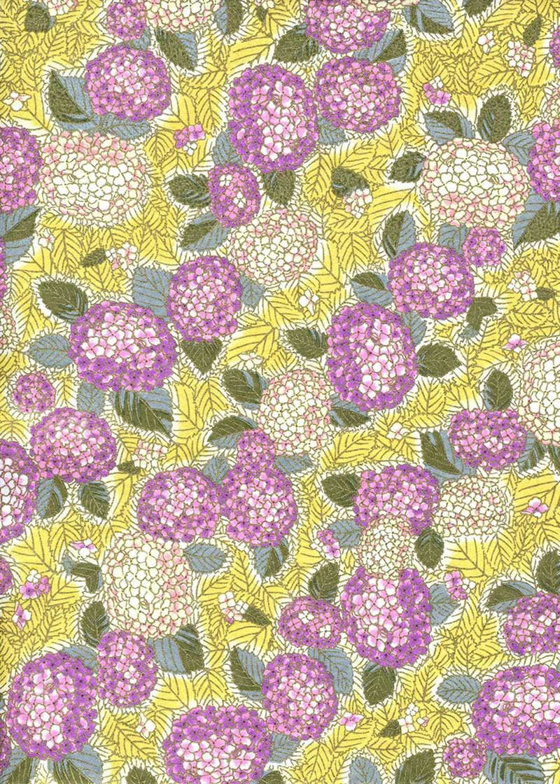 Papier Chiyogami 989C 9 Papier Chiyogami 989C 9"x12" - Motifs floraux avec grandes fleurs avec rose et blanc et feuillage vert et gris bleu sur fond de feuillage jaune
