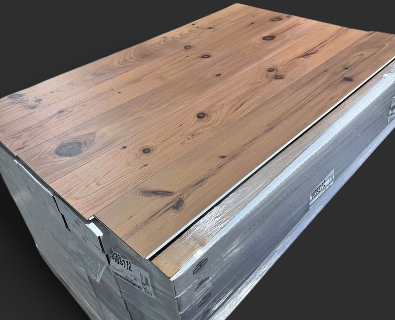 28 mil made in usa  vinyl flooring 7.76”x60” planks 8mm thickness