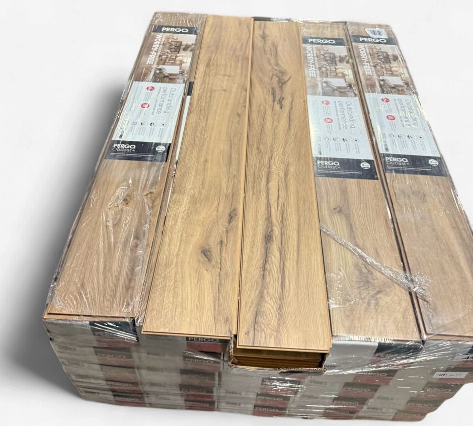 Pallet of pergo waterproof laminate 25 cases 403 sqft Golden Rustic Oak
