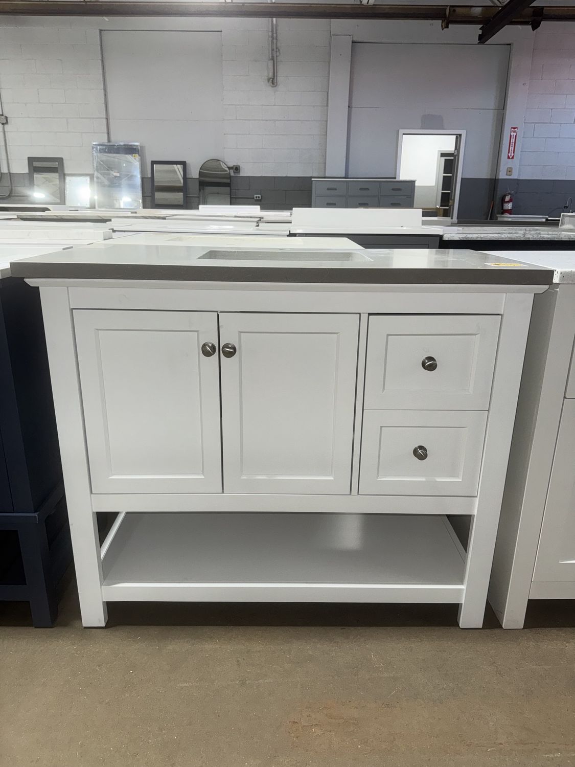 Manchester 42 in. X 20 in. Shaker-Style White Bath Vanity with Custom Quartz Top