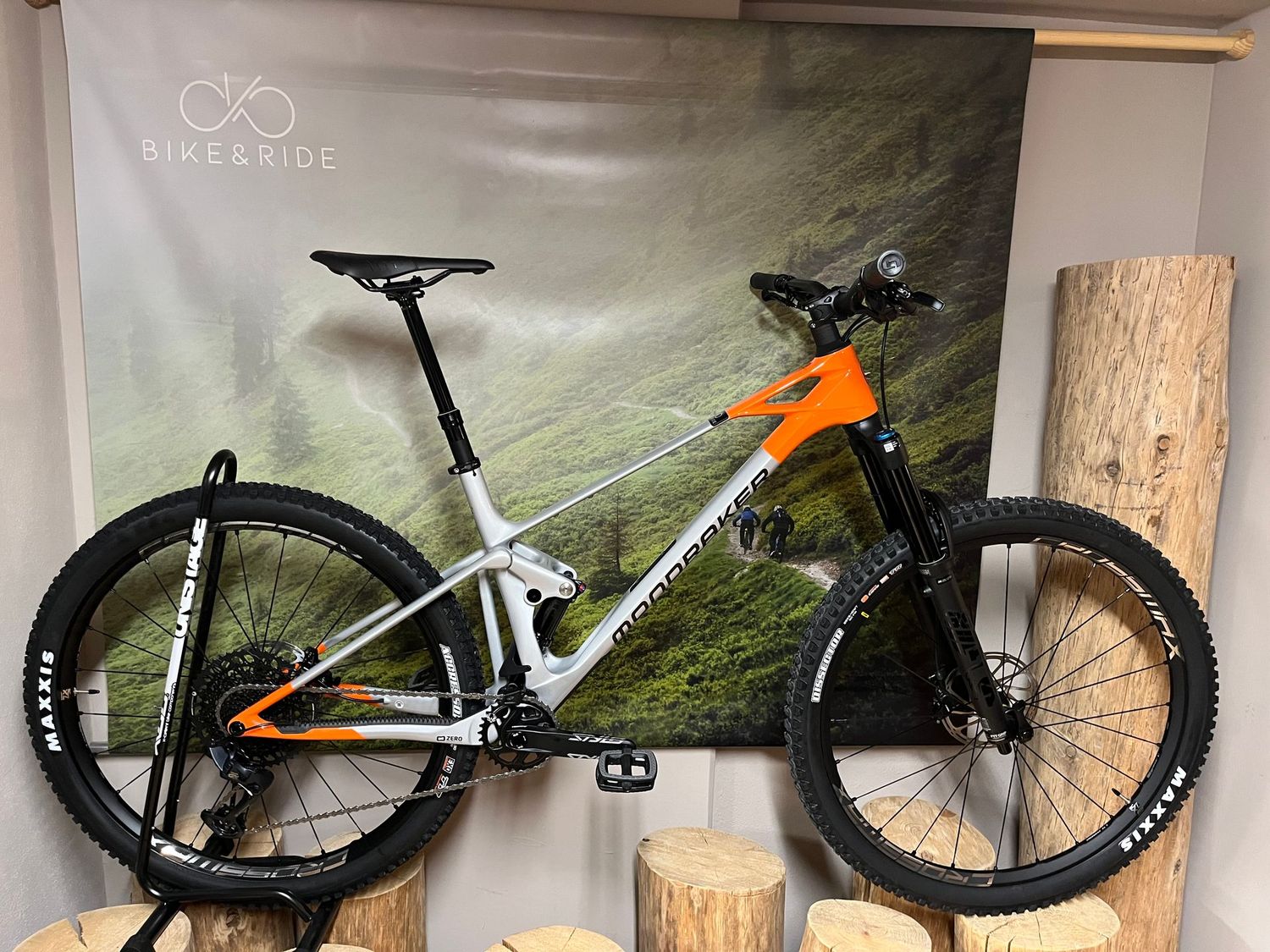 Mondraker Raze Carbon R in der Größe L