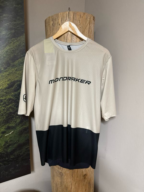 Mondraker Gravel Trikot mit Taschen am Rücken in der Größe XL