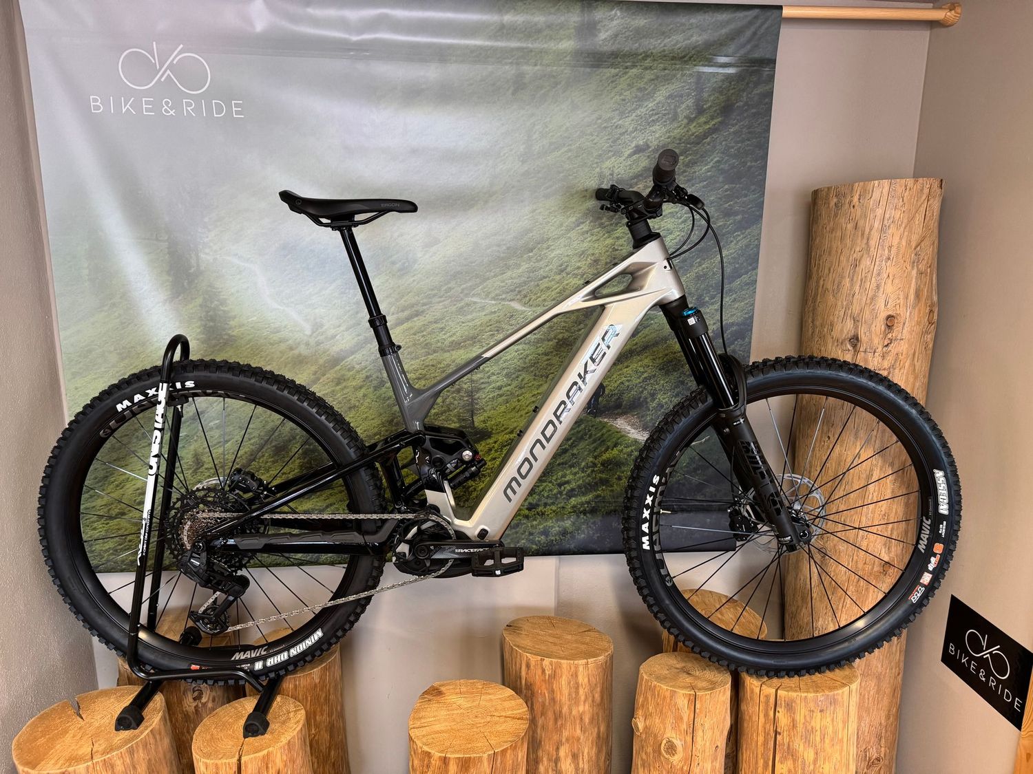 Mondraker Crafty Carbon R in der Größe M/L Mondraker Crafty Carbon R in der Größe M/L