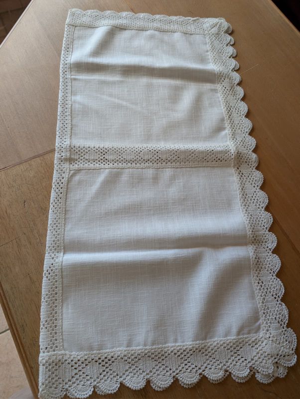 Mitteldecke mit Spitzeneinsatz Mitteldecke mit Spitzeneinsatz