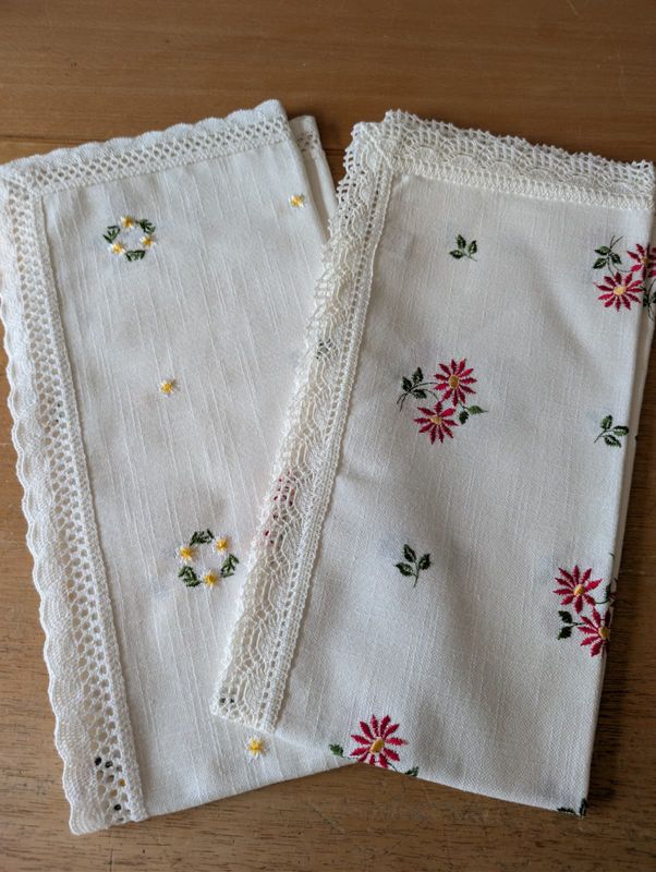 Mitteldecke mit Spitze, bestickt Mitteldecke mit Spitze, bestickt