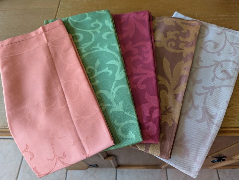 Mitteldecke gesäumt, Jacquard- Ornament Mitteldecke gesäumt, Jacquard- Ornament